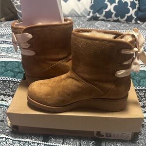 UGG Chestnut Mini Bailey Bow Ankle Boots – Size 6.5
